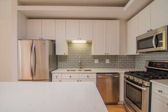 212 W Washington St in Chicago, IL - Building Photo - Building Photo