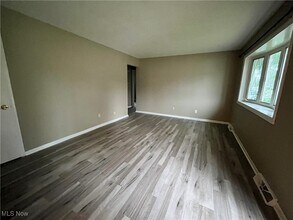 346 Gayle Dr in Sheffield Lake, OH - Building Photo - Building Photo