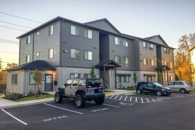 4245 Hawthorne Ave NE in Salem, OR - Foto de edificio - Building Photo