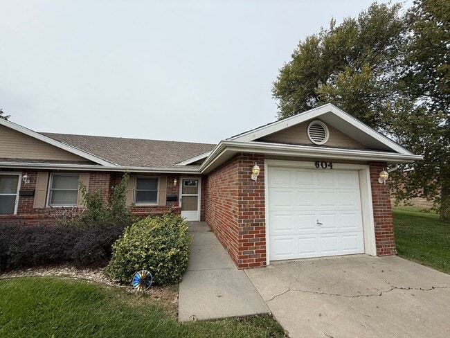 606-606 Tamerisk Dr in Junction City, KS - Building Photo - Building Photo