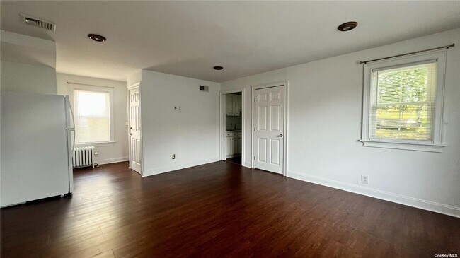 28 Tooker Ave-Unit -2 in Oyster Bay, NY - Building Photo - Building Photo
