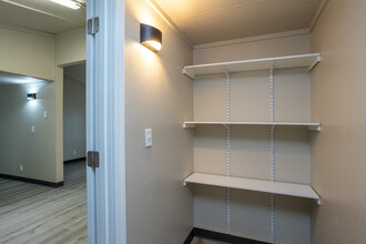 McCook Apartments in North Sioux City, SD - Foto de edificio - Interior Photo