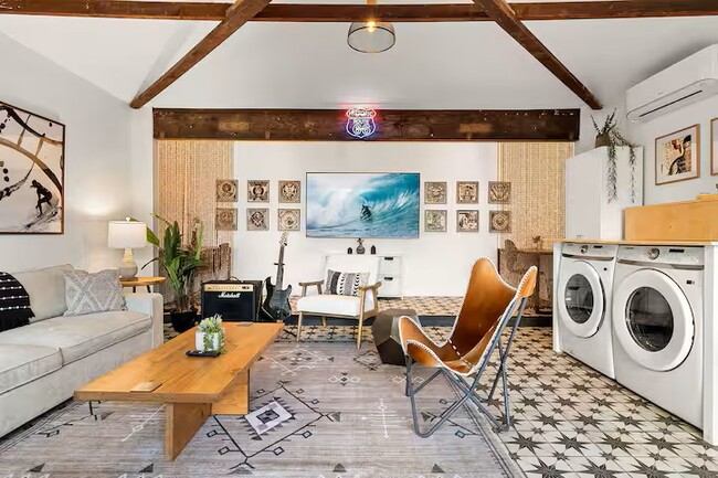 528 Victoria Ave in Venice, CA - Building Photo - Building Photo
