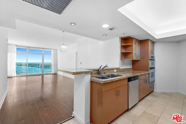 13700 Marina Pointe Dr in Marina Del Rey, CA - Building Photo - Building Photo