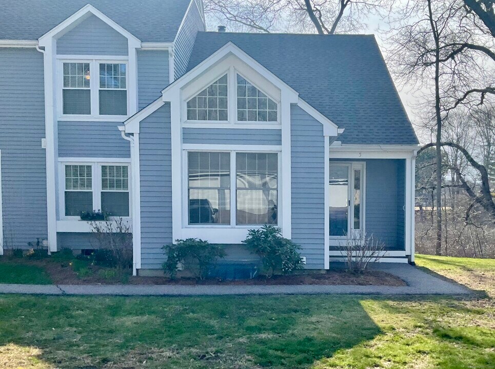 5 Whitehall Pond in Groton, CT - Building Photo