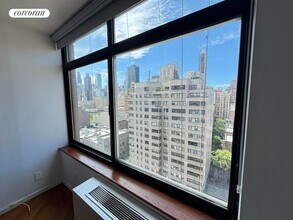 400 E 70th St in New York, NY - Building Photo - Building Photo