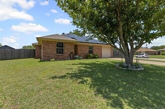 1107 Lynnwood Ct in Cleburne, TX - Building Photo - Building Photo
