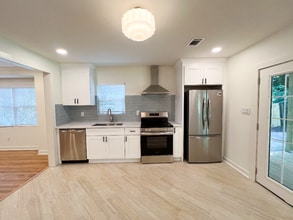 826 Blossom St SW in Atlanta, GA - Building Photo - Building Photo