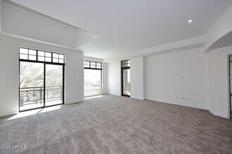 8 Biltmore Estates Dr in Phoenix, AZ - Building Photo - Building Photo