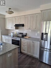 122 Monarch Woods Dr in Kitchener, ON - Building Photo - Building Photo