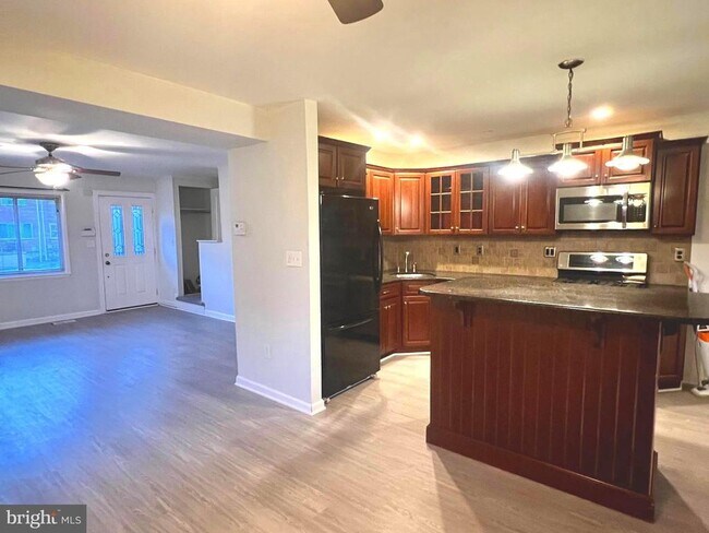 747 Seawall Rd in Essex, MD - Foto de edificio - Building Photo