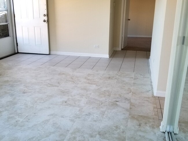 1751 Queensbury Cir in Hoffman Estates, IL - Building Photo - Building Photo