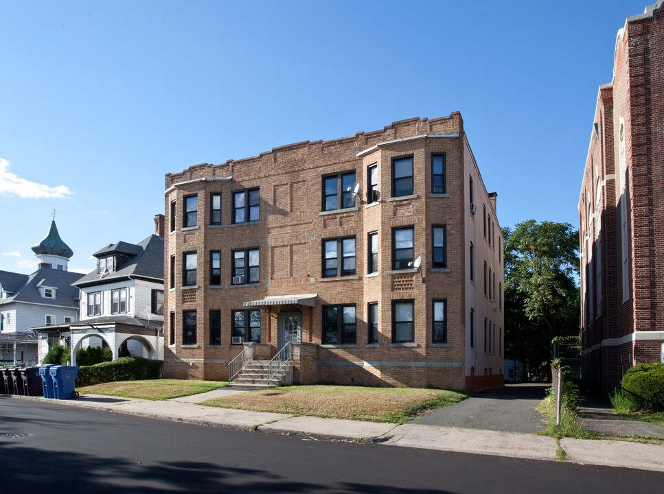 62-66 Winter St in New Britain, CT - Building Photo