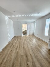 2407 Abbot Kinney Blvd in Los Angeles, CA - Foto de edificio - Building Photo