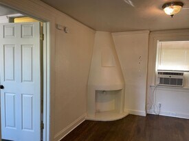 803 W 11th St in Medford, OR - Building Photo