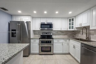 20350 W Country Club Dr in Aventura, FL - Building Photo