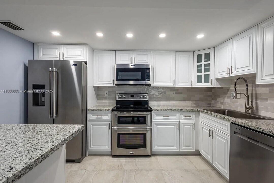 20350 W Country Club Dr in Aventura, FL - Building Photo