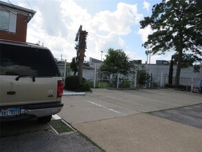 5804 Newcastle St in Bellaire, TX - Building Photo - Building Photo