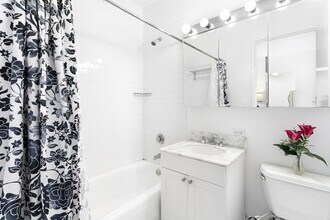 505 W 37th St in New York, NY - Building Photo - Building Photo
