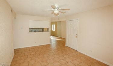 2835 Winkler Ave in Ft. Myers, FL - Foto de edificio - Building Photo