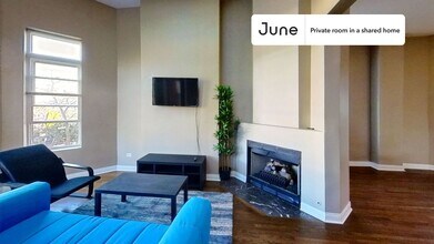 Private bedroom in 3 bed/1 bath Home in Chicago, IL - Building Photo - Building Photo
