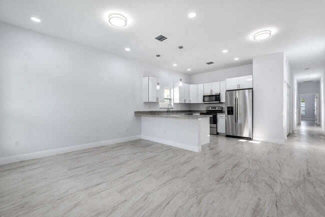 2827 Saranac Ave in West Palm Beach, FL - Building Photo - Building Photo