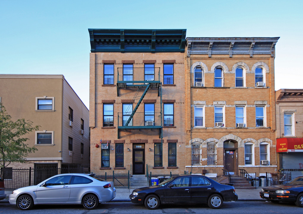 588 Wilson Ave in Brooklyn, NY - Building Photo