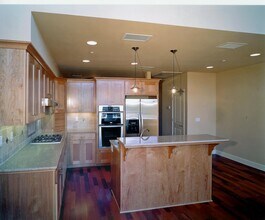 915 Sutter St, Unit 206 in Folsom, CA - Foto de edificio - Building Photo