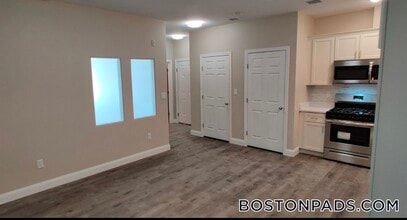 191 N Common St, Unit 302 in Lynn, MA - Foto de edificio - Building Photo