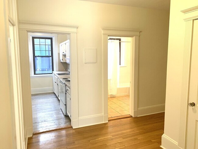 75 Longwood Ave, Unit 1F in Brookline, MA - Foto de edificio - Building Photo