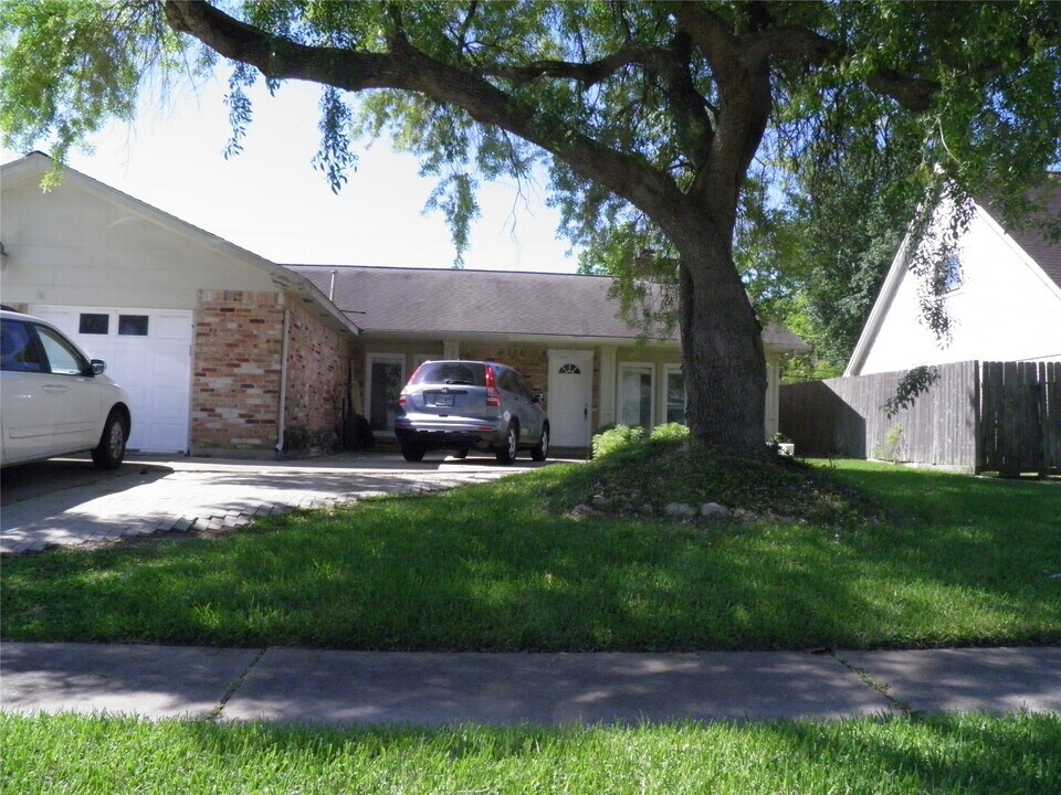 8827 Neff St in Houston, TX - Building Photo