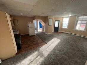 9 Commercial St, Unit #4 in Hartland, ME - Foto de edificio - Building Photo