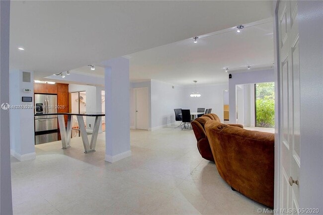 323 Ives Dairy Rd in Miami, FL - Building Photo - Building Photo