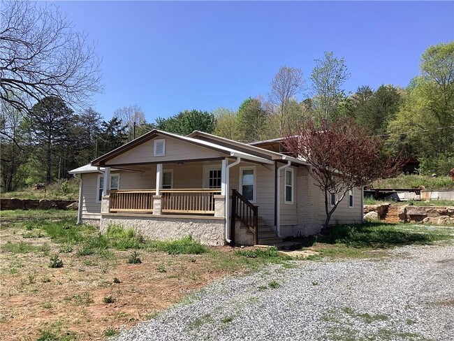 6401 Old Dahlonega Hwy in Dahlonega, GA - Foto de edificio - Building Photo