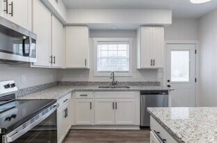 102 B Aviator Cir in Oak Grove, KY - Building Photo