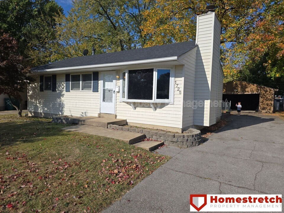 1725 Florissant Park Dr in Florissant, MO - Building Photo