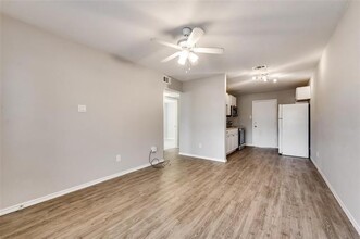608 N Oak St in Arlington, TX - Building Photo - Building Photo