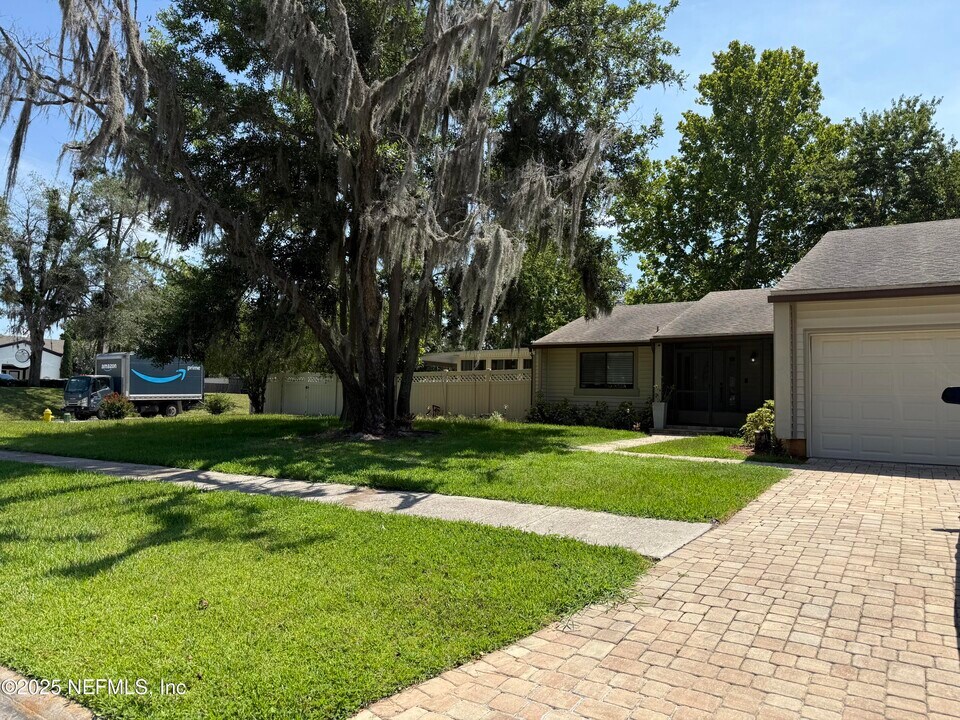10511 Tanglewilde Dr W in Jacksonville, FL - Building Photo