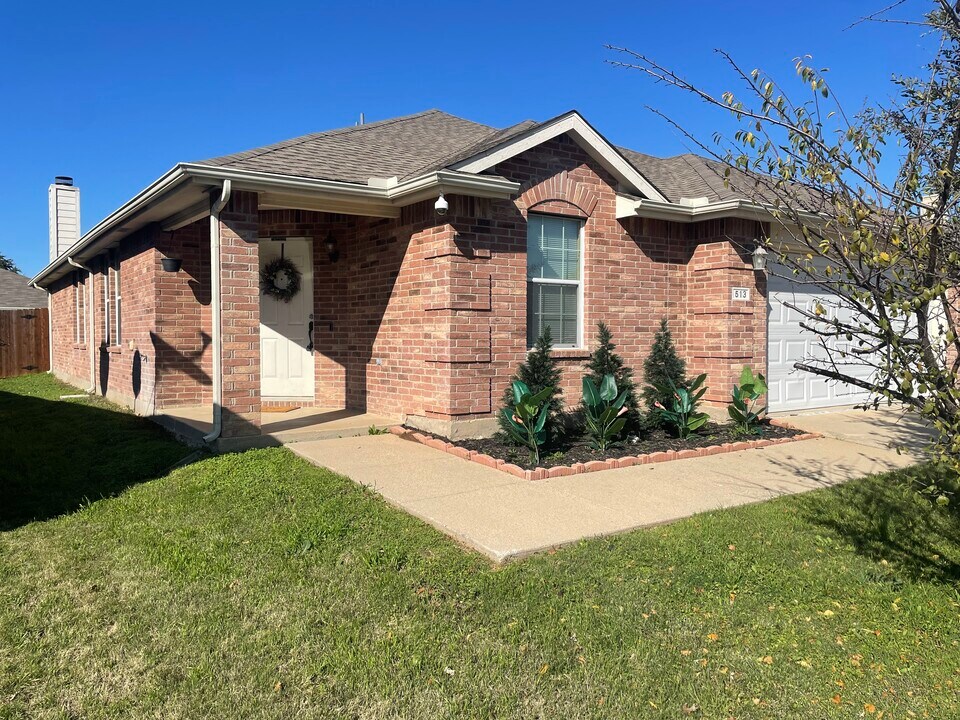 513 Paddle Dr in Crowley, TX - Building Photo