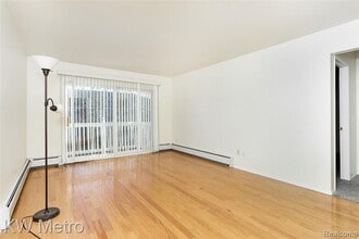2425 Torquay Ave in Royal Oak, MI - Foto de edificio - Building Photo