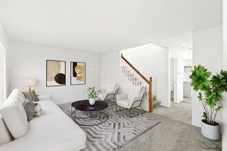 2136 NE 13th Ave in Hillsboro, OR - Building Photo - Building Photo