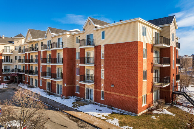 Résidences Anjou-sur-le-Lac in Montréal, QC - Building Photo - Building Photo