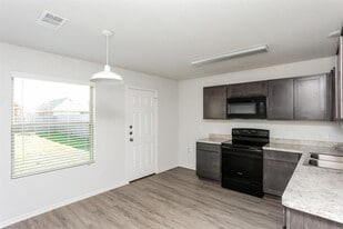 1609 Mark Ln in Ennis, TX - Building Photo