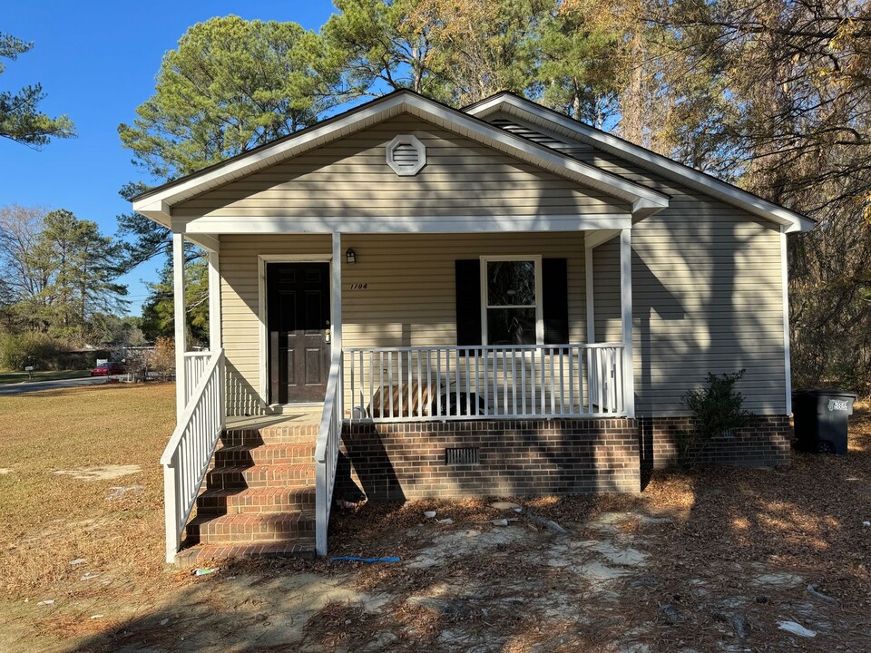 1704 Charter Dr in Rocky Mount, NC - Foto de edificio