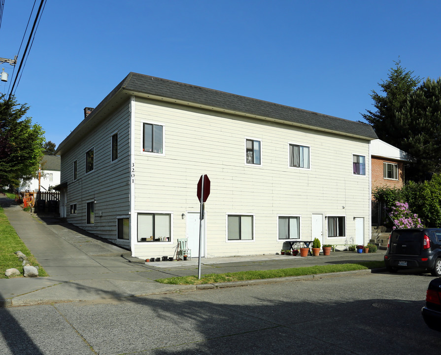 McLaine Apartments in Seattle, WA - Building Photo