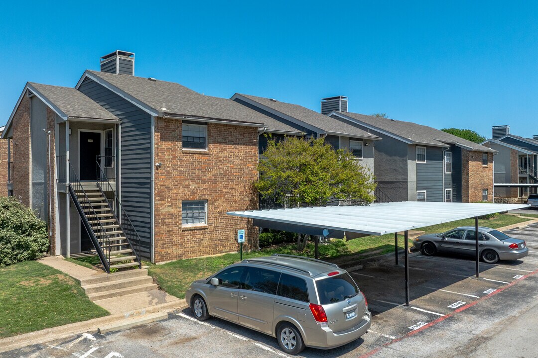 Fox Hollow Lewisville in Lewisville, TX - Foto de edificio