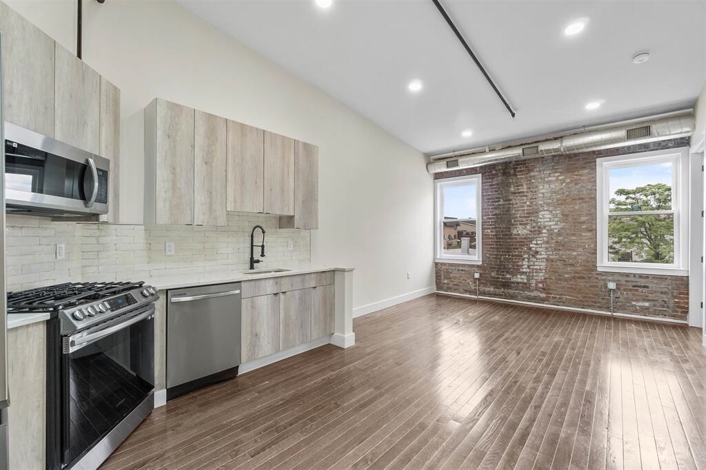 21 W 20th St in Bayonne, NJ - Building Photo