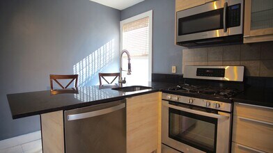 143 Sutton St, Unit 2 in Providence, RI - Building Photo - Building Photo