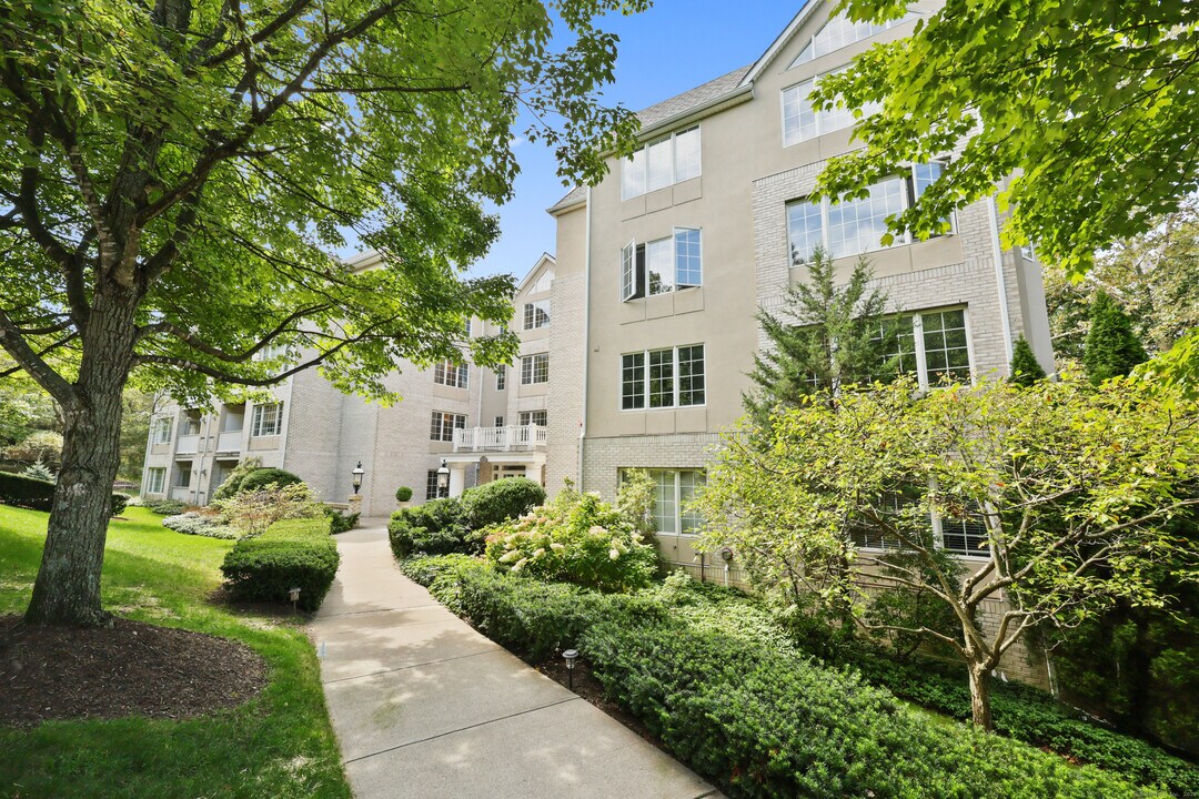 2 Homestead Ln in Greenwich, CT - Building Photo