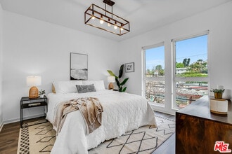 2930 Rowena Ave in Los Angeles, CA - Building Photo - Building Photo